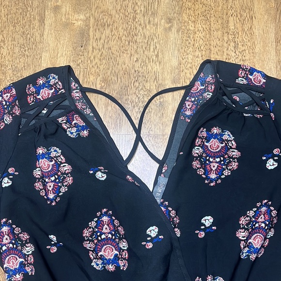 Beautiful Rags to Wishes Black Blue and Red Romper in size XL - Picture 3 of 6